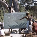 EDUCAÇÃO Estudantes recebem lições de português em Moçambique: até o final do século haverá mais pessoas falando a língua na África do que no Brasil (Crédito: William Campbell)